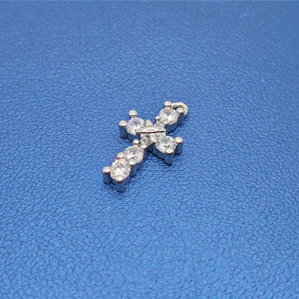 Pendentif croix « Léger » — Zircon cubique plaqué or 14 carats (finition style platine)