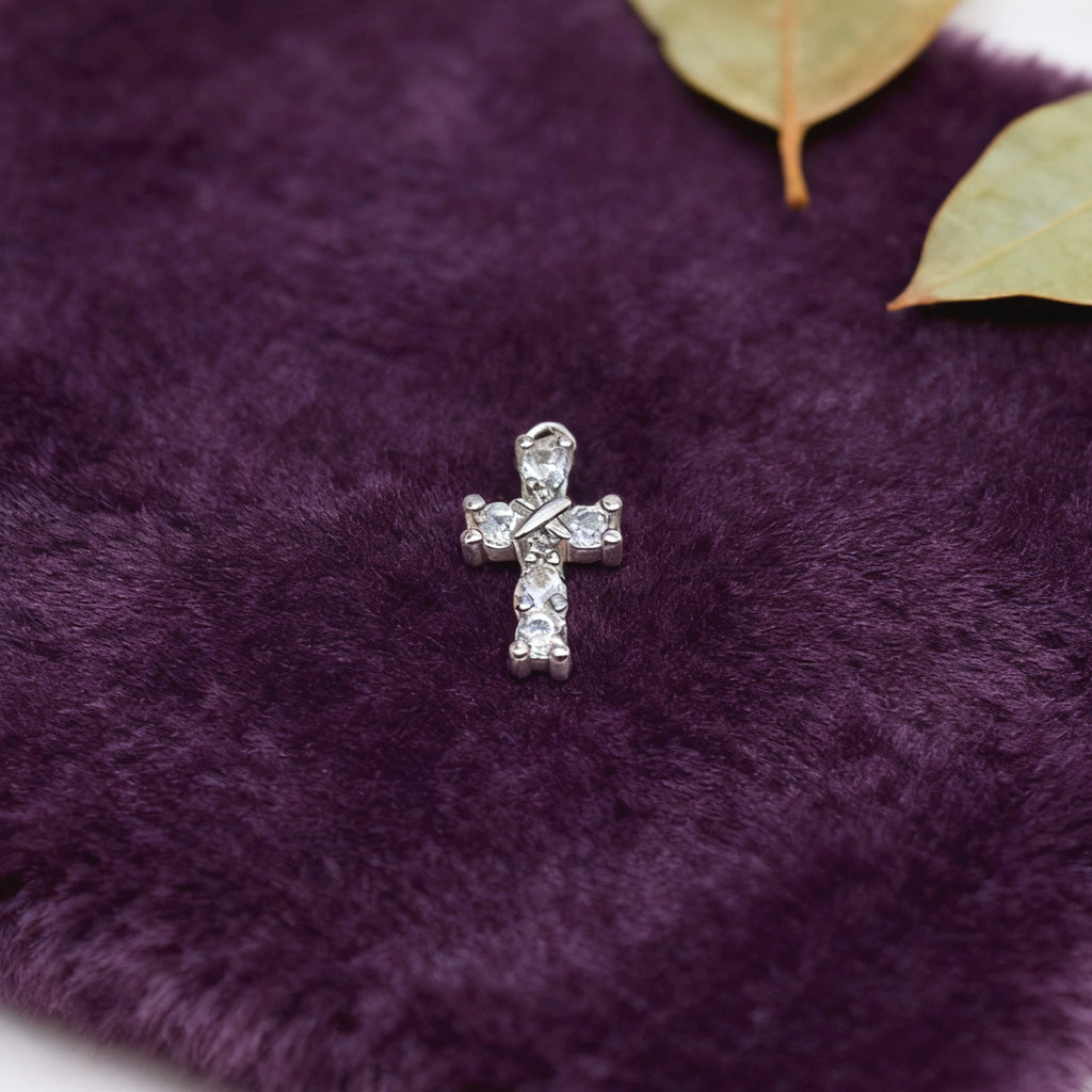 Pendentif croix « Léger » — Zircon cubique plaqué or 14 carats (finition style platine)