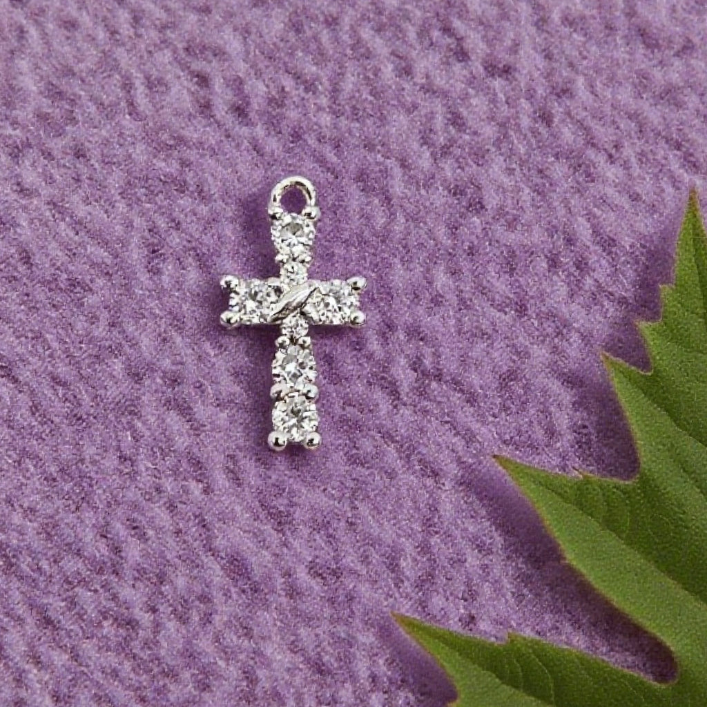 Pendentif croix « Léger » — Zircon cubique plaqué or 14 carats (finition style platine)
