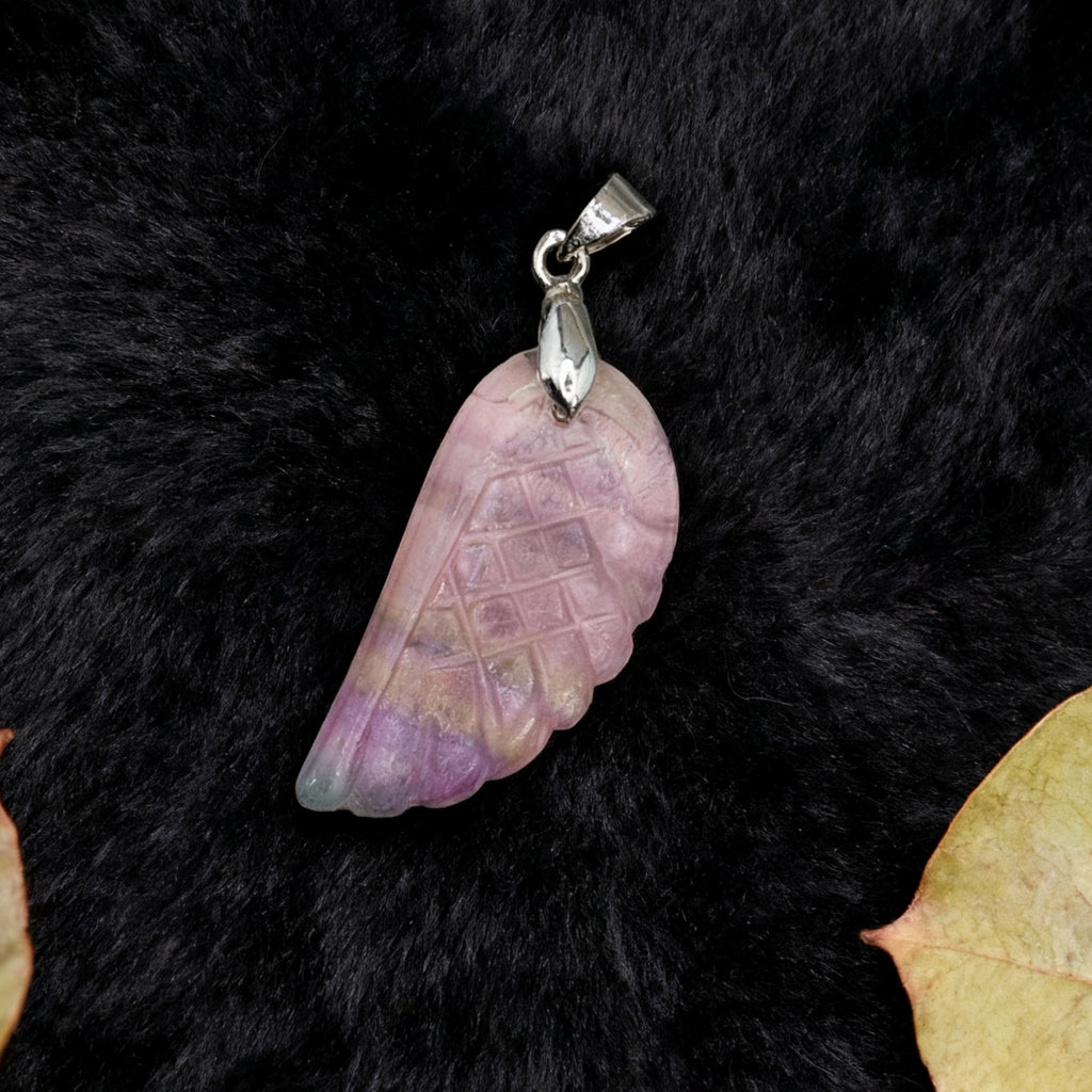 Pendentif aile d'ange « Léger » — Fluorite arc-en-ciel taillée à la main