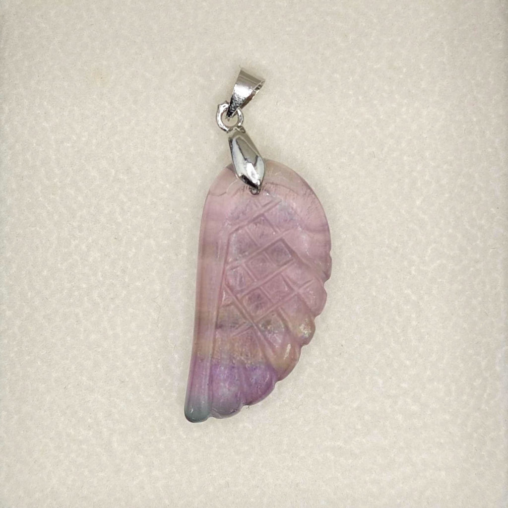 Pendentif aile d'ange « Léger » — Fluorite arc-en-ciel taillée à la main