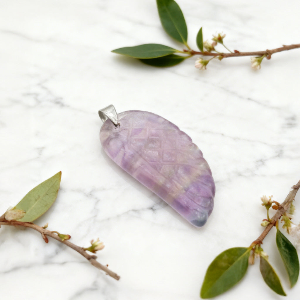 Pendentif aile d'ange « Léger » — Fluorite arc-en-ciel taillée à la main