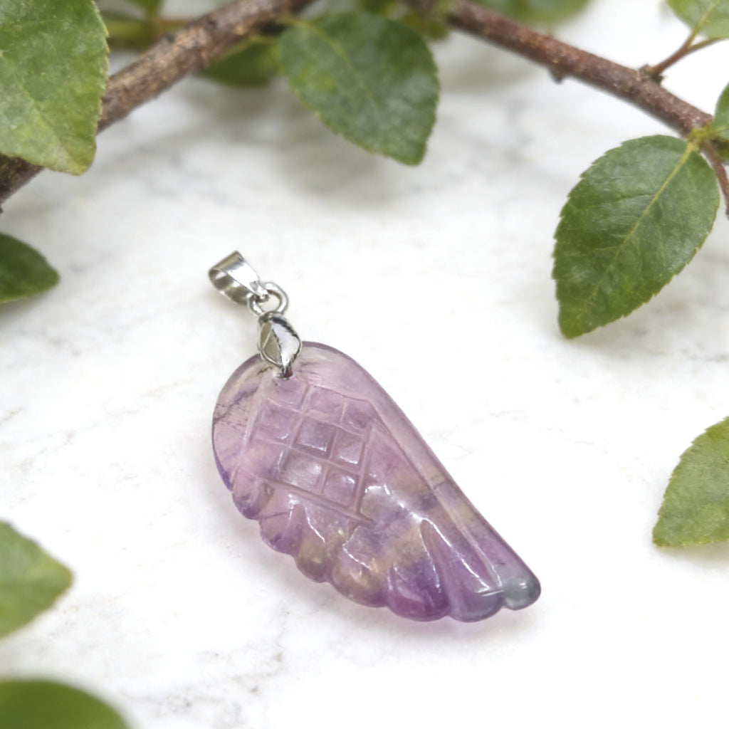 Pendentif aile d'ange « Léger » — Fluorite arc-en-ciel taillée à la main