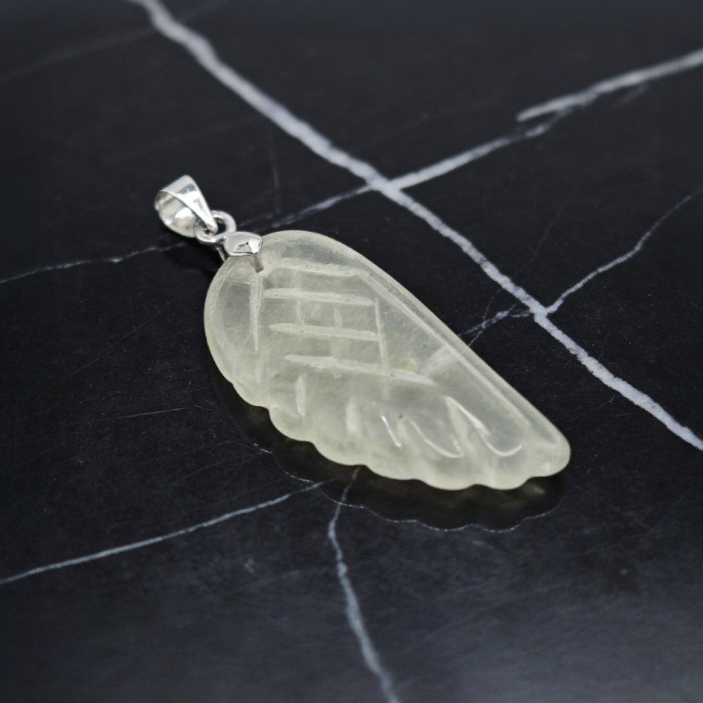 Pendentif aile d'ange « Léger » — Fluorite verte sculptée à la main