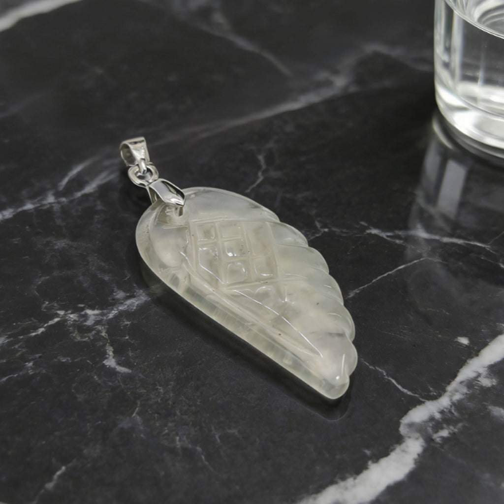 Pendentif aile d'ange « Léger » — Fluorite verte sculptée à la main