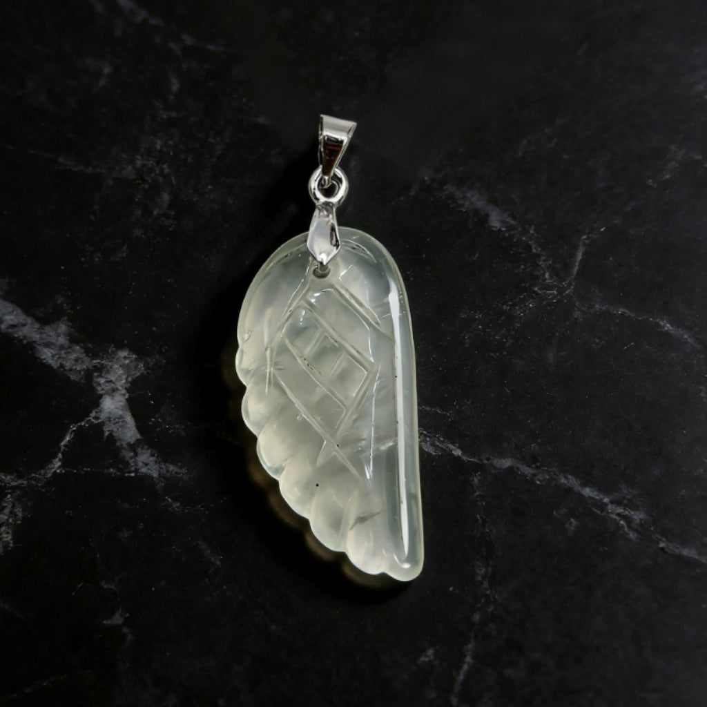 Pendentif aile d'ange « Léger » — Fluorite verte sculptée à la main