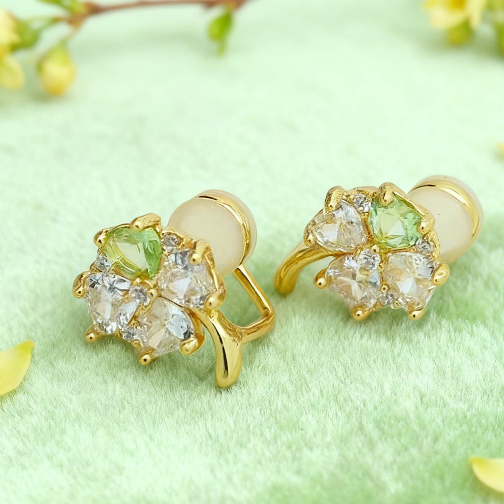 Boucles d'oreilles sans perçage « Éclat » en forme de trèfle cœur — Plaqué or 14 carats, paillettes vert printemps