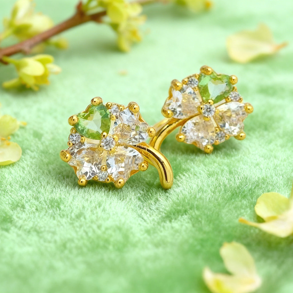 Boucles d'oreilles sans perçage « Éclat » en forme de trèfle cœur — Plaqué or 14 carats, paillettes vert printemps