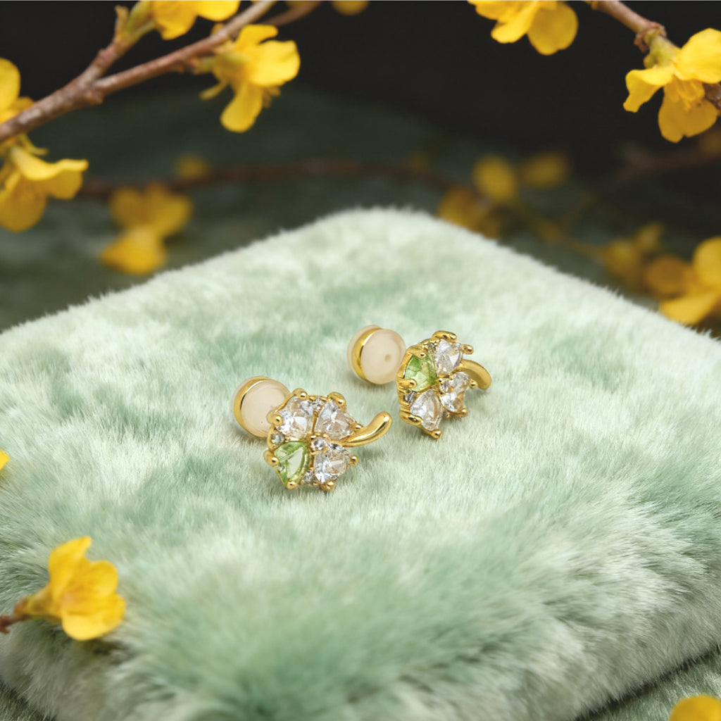 Boucles d'oreilles sans perçage « Éclat » en forme de trèfle cœur — Plaqué or 14 carats, paillettes vert printemps