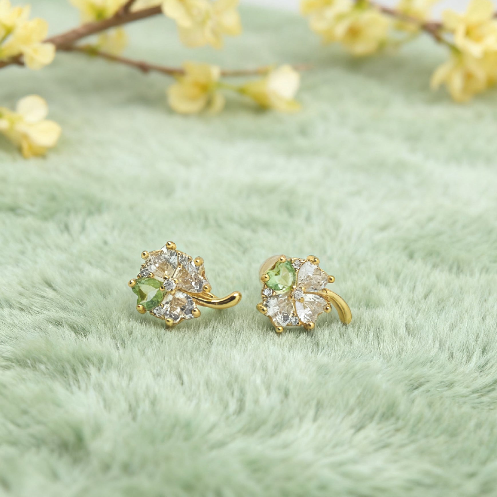 “Éclat” Clover Heart No‑Pierce Ear Cuffs — 14K Gold‑Plated, Spring‑Green Sparkle