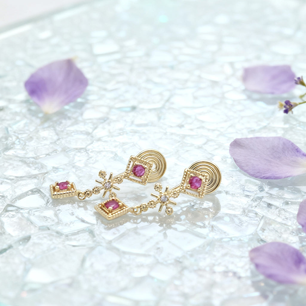 Boucles d'oreilles « Éclat » Ruby Glimmer Cascade — Plaqué or 14 carats, accents façon pierres précieuses