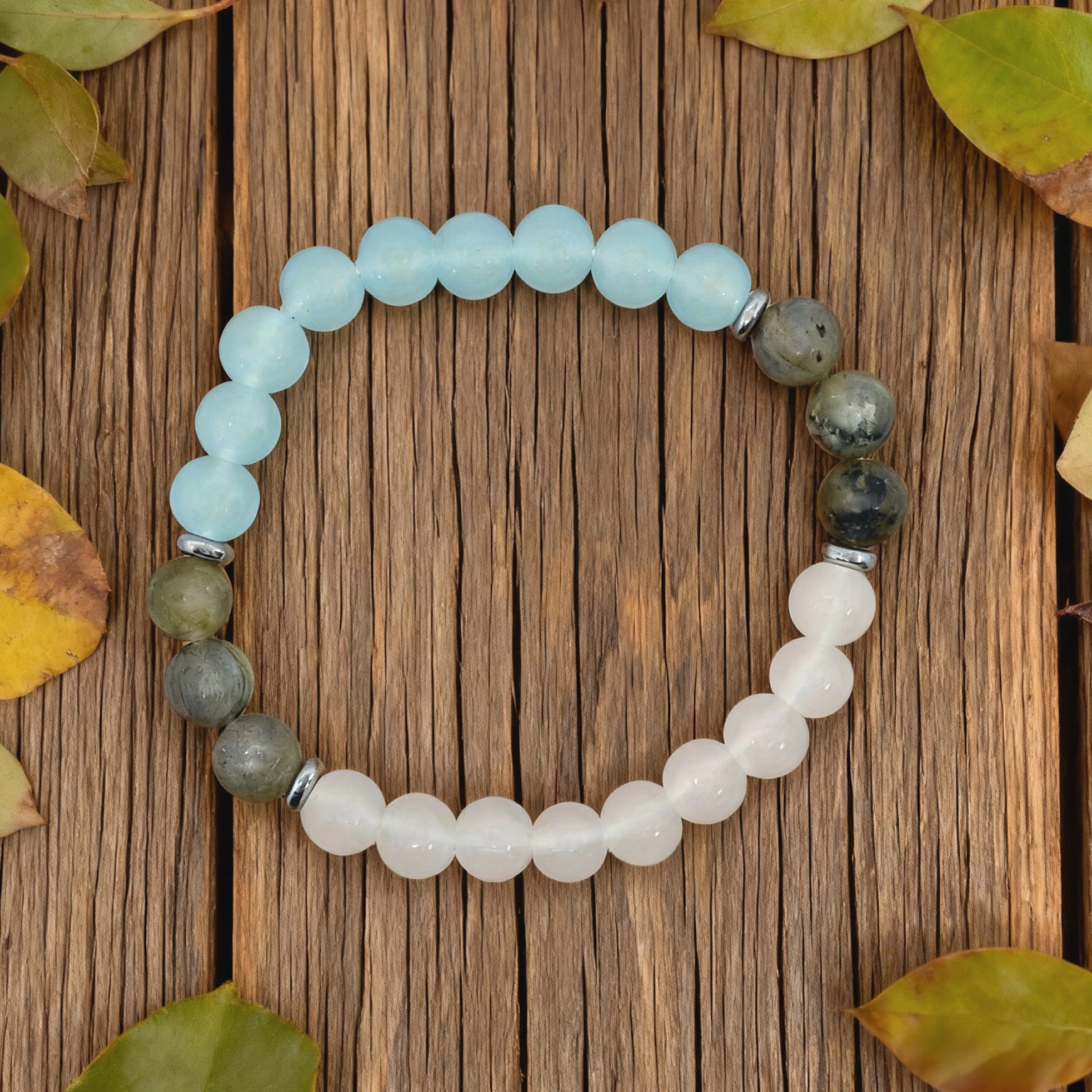 Bracelet de perles « Lien » — Labradorite, cristal L’Ardeur aigue-marine et cristal L’Ardeur jade blanc