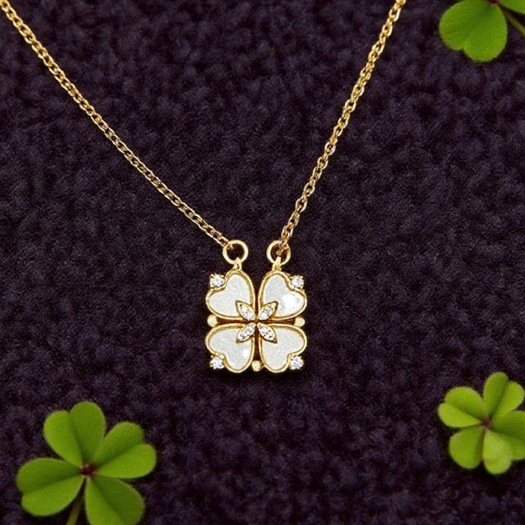 Collier pendentif trèfle « Étreinte » — Chaîne plaquée or 18 carats, résine blanche