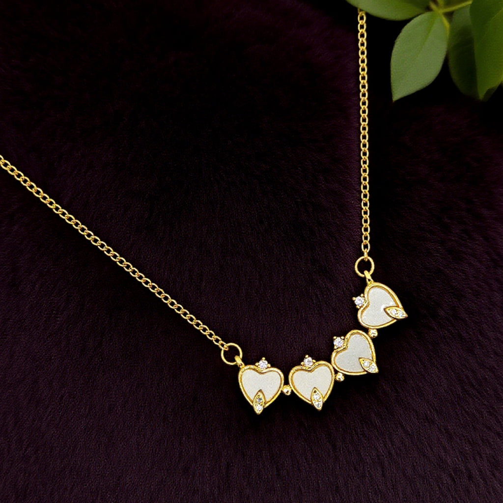 Collier pendentif trèfle « Étreinte » — Chaîne plaquée or 18 carats, résine blanche