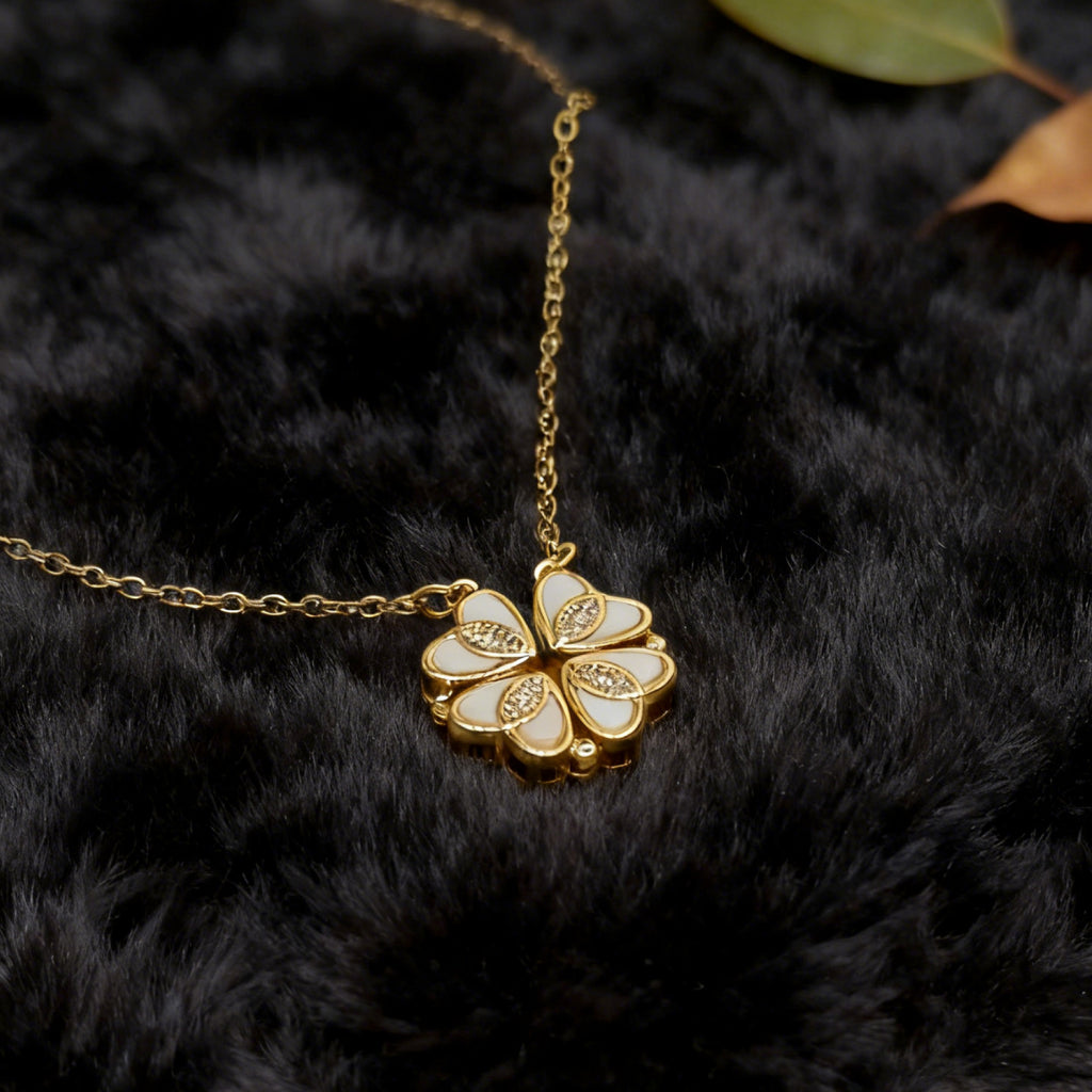 Collier pendentif trèfle « Étreinte » — Chaîne plaquée or 18 carats, incrustation blanche divisée par une croix