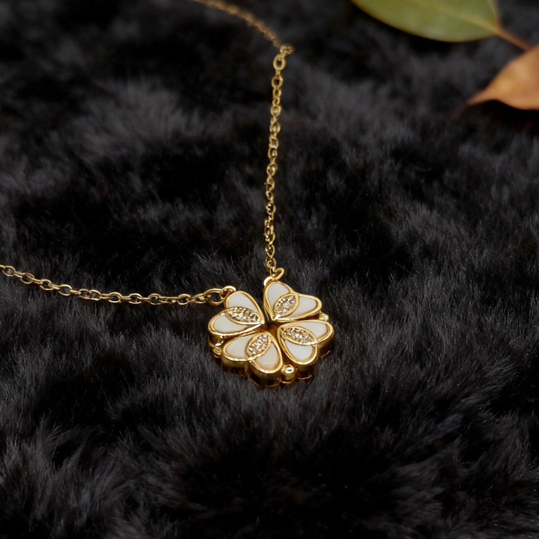 Collier pendentif trèfle « Étreinte » — Chaîne plaquée or 18 carats, incrustation blanche divisée par une croix