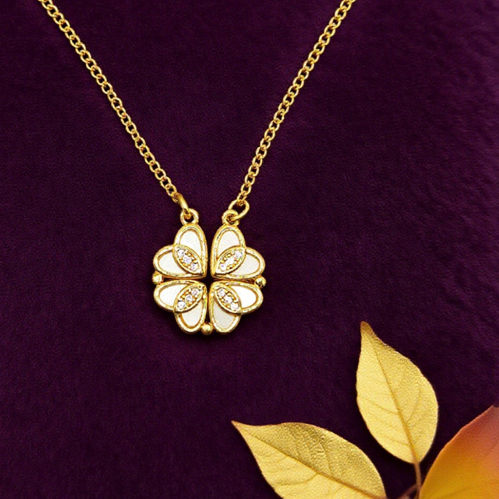 Collier pendentif trèfle « Étreinte » — Chaîne plaquée or 18 carats, incrustation blanche divisée par une croix