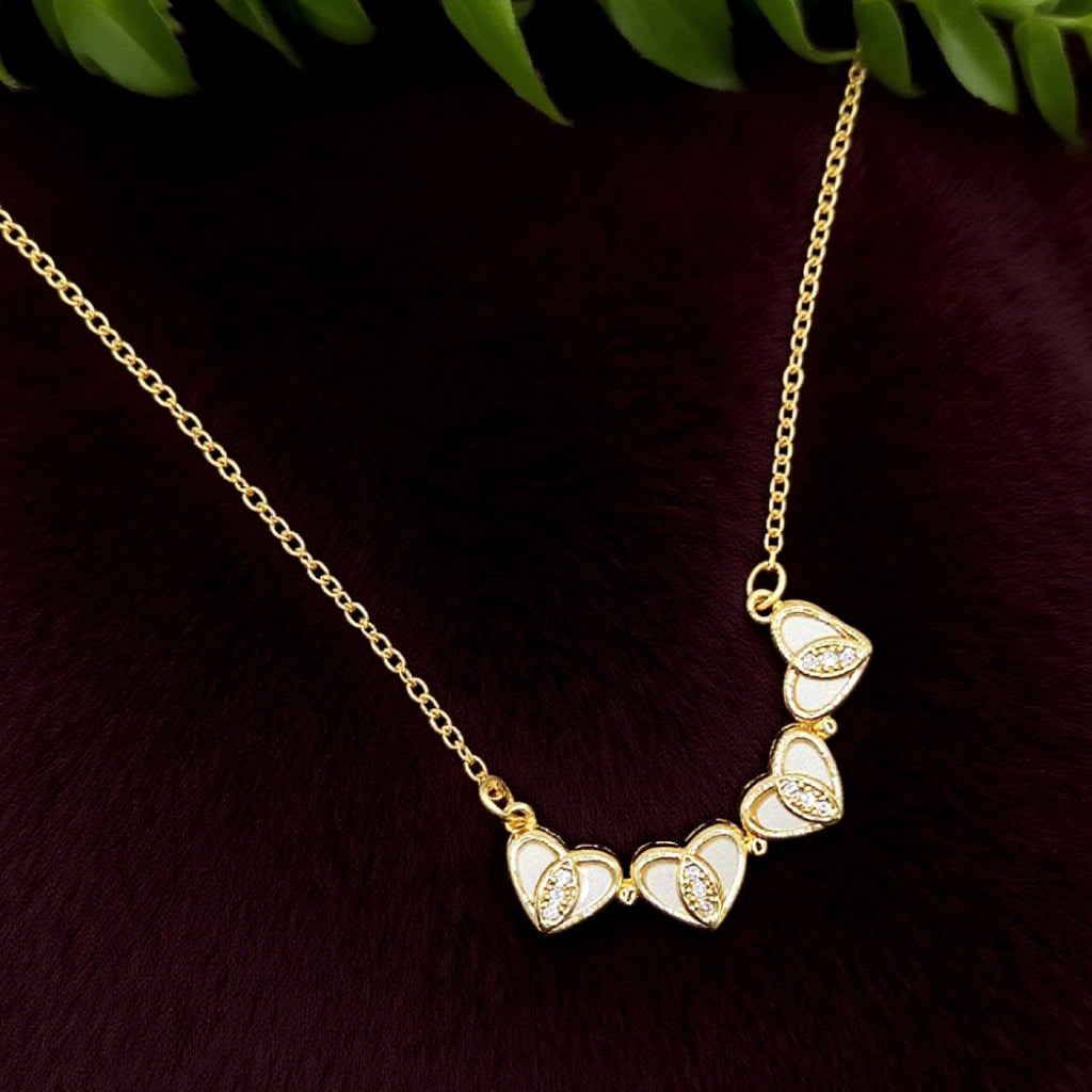 Collier pendentif trèfle « Étreinte » — Chaîne plaquée or 18 carats, incrustation blanche divisée par une croix