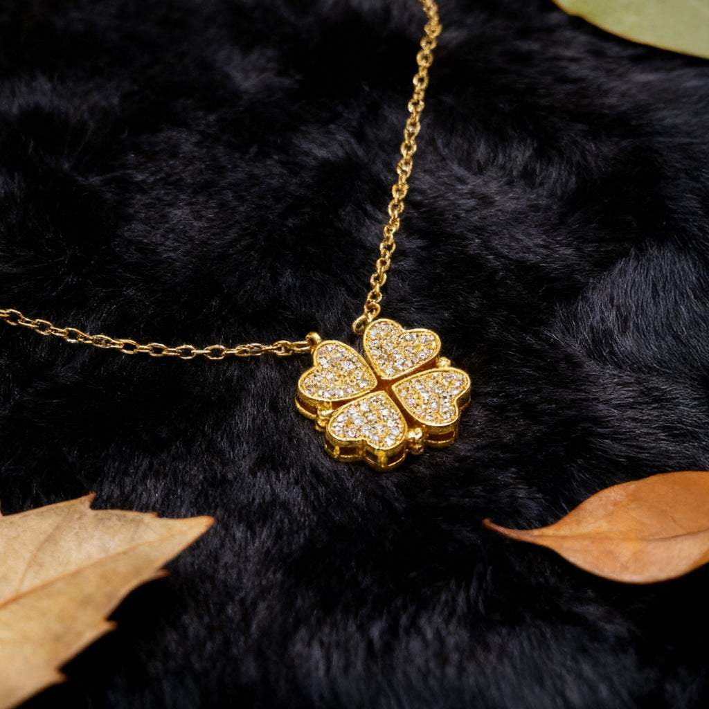 Collier pendentif trèfle pavé « Étreinte » — Chaîne plaquée or 18 carats