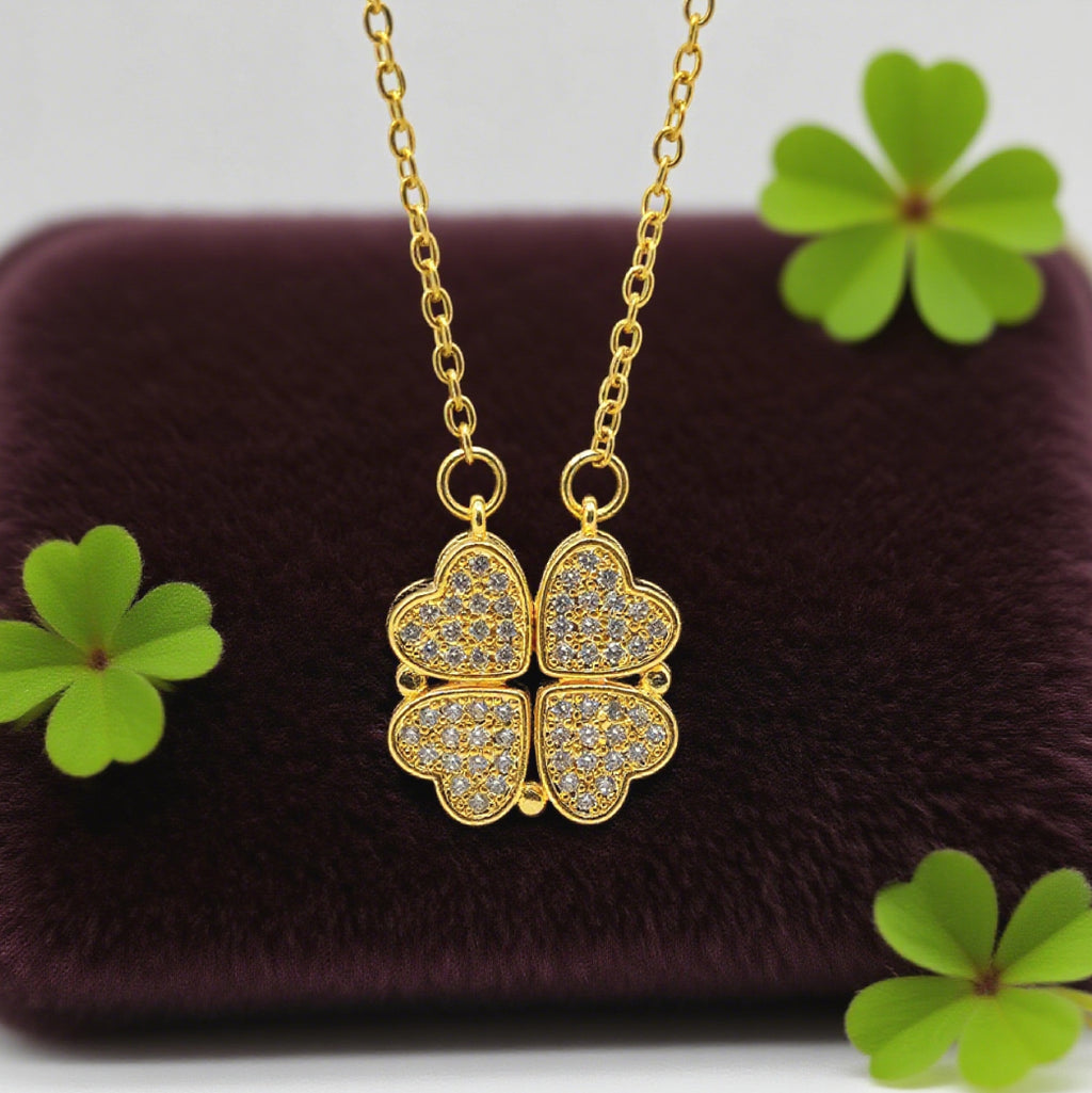 Collier pendentif trèfle pavé « Étreinte » — Chaîne plaquée or 18 carats