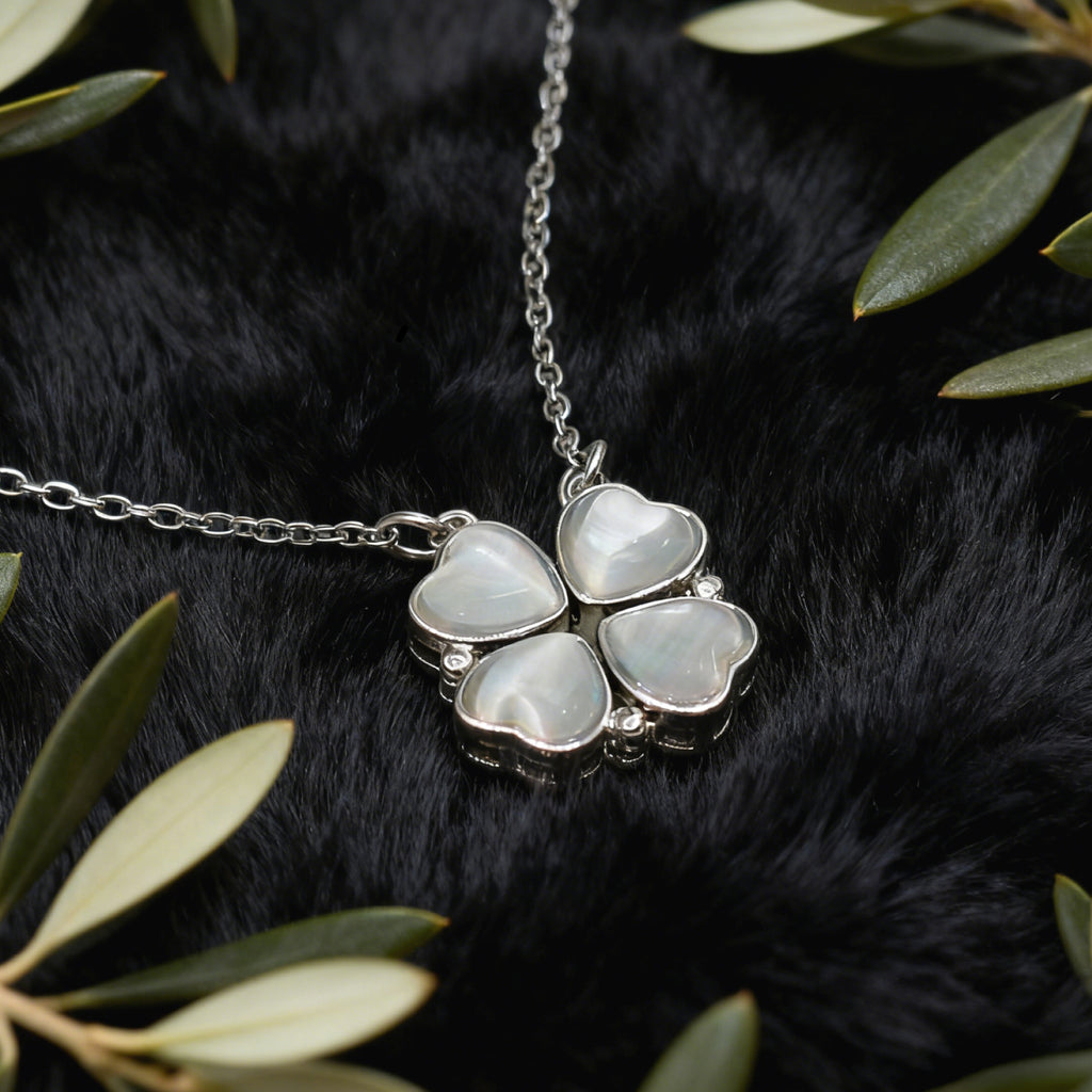 Collier pendentif Trèfle « Étreinte » — Chaîne finition platine, incrustation en œil-de-chat blanc