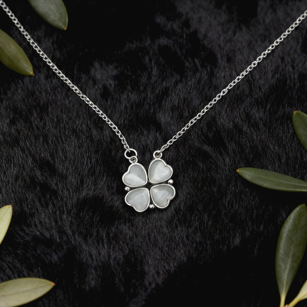 Collier pendentif Trèfle « Étreinte » — Chaîne finition platine, incrustation en œil-de-chat blanc