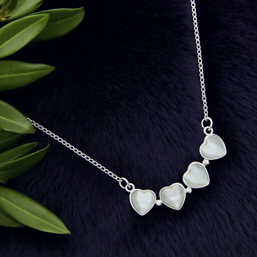 Collier pendentif Trèfle « Étreinte » — Chaîne finition platine, incrustation en œil-de-chat blanc