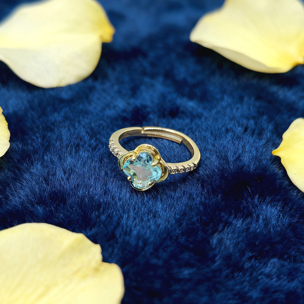Bague réglable « Toujours » — Trèfle en fausse topaze bleu ciel, plaqué or 14 carats