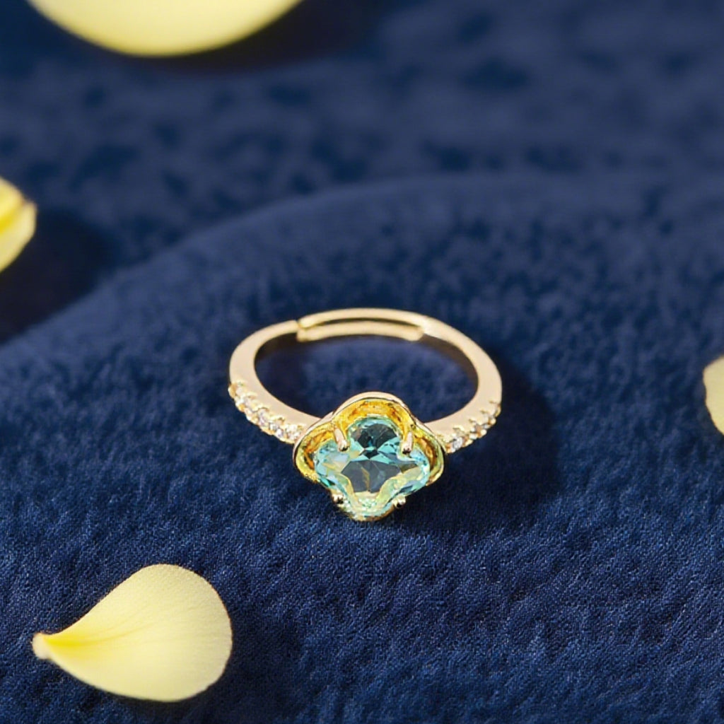Bague réglable « Toujours » — Trèfle en fausse topaze bleu ciel, plaqué or 14 carats