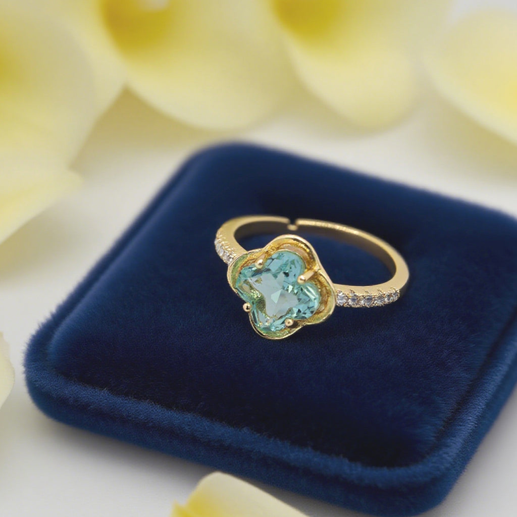 Bague réglable « Toujours » — Trèfle en fausse topaze bleu ciel, plaqué or 14 carats