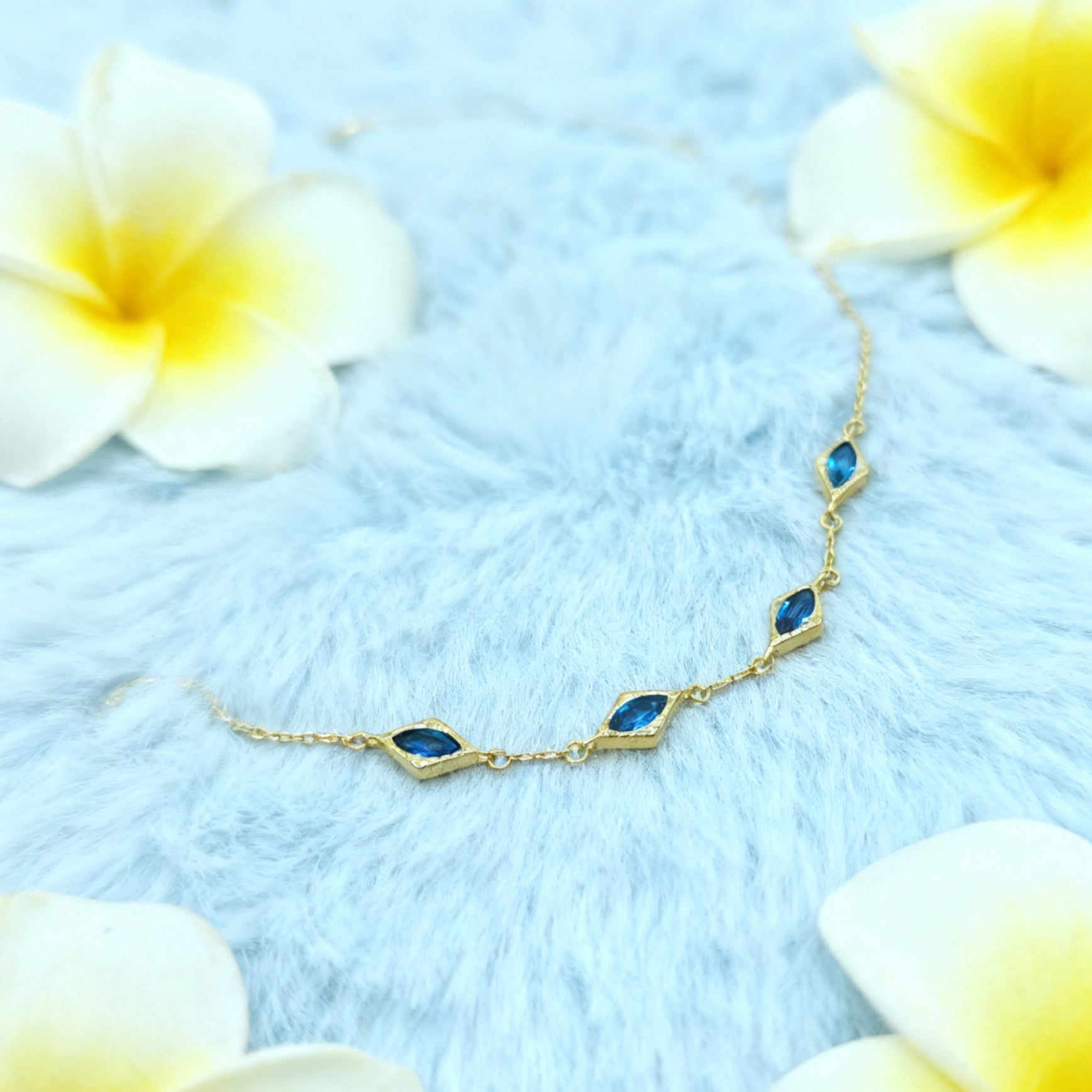 Bracelet « Lien » — Maillons losanges en topaze bleue d'imitation, plaqué or 18 carats