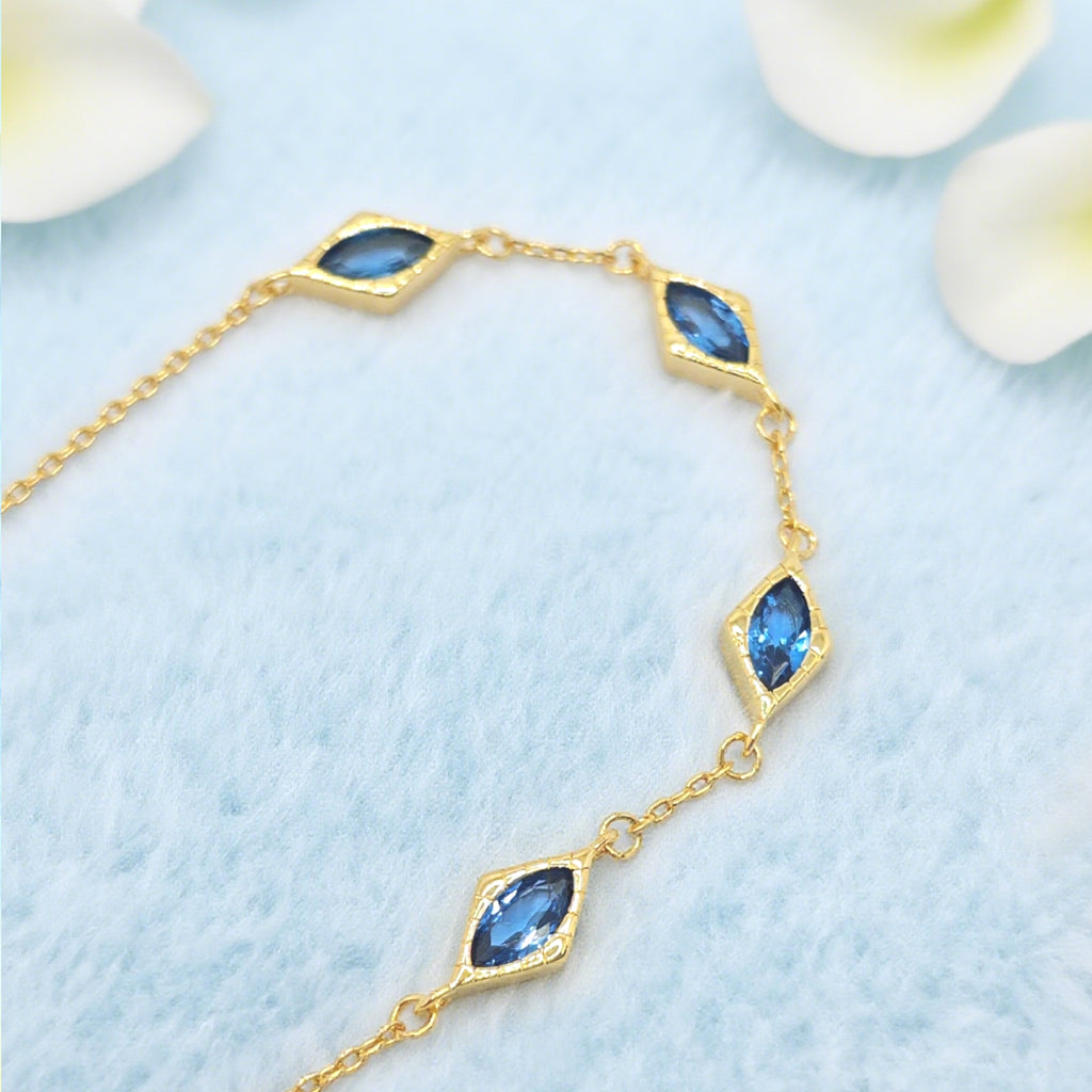 Bracelet « Lien » — Maillons losanges en topaze bleue d'imitation, plaqué or 18 carats