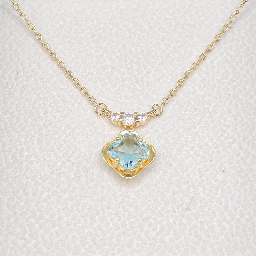 Collier pendentif croix française « Étreinte » style topaze bleue — Plaqué or 14 carats