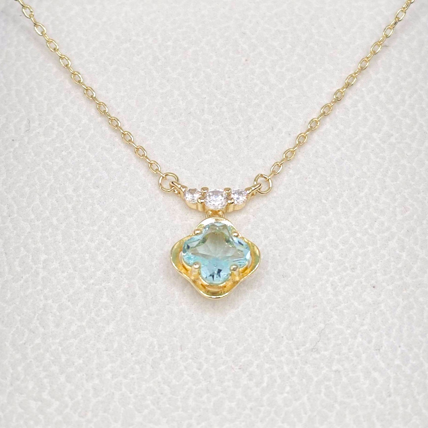 Collier pendentif croix française « Étreinte » style topaze bleue — Plaqué or 14 carats