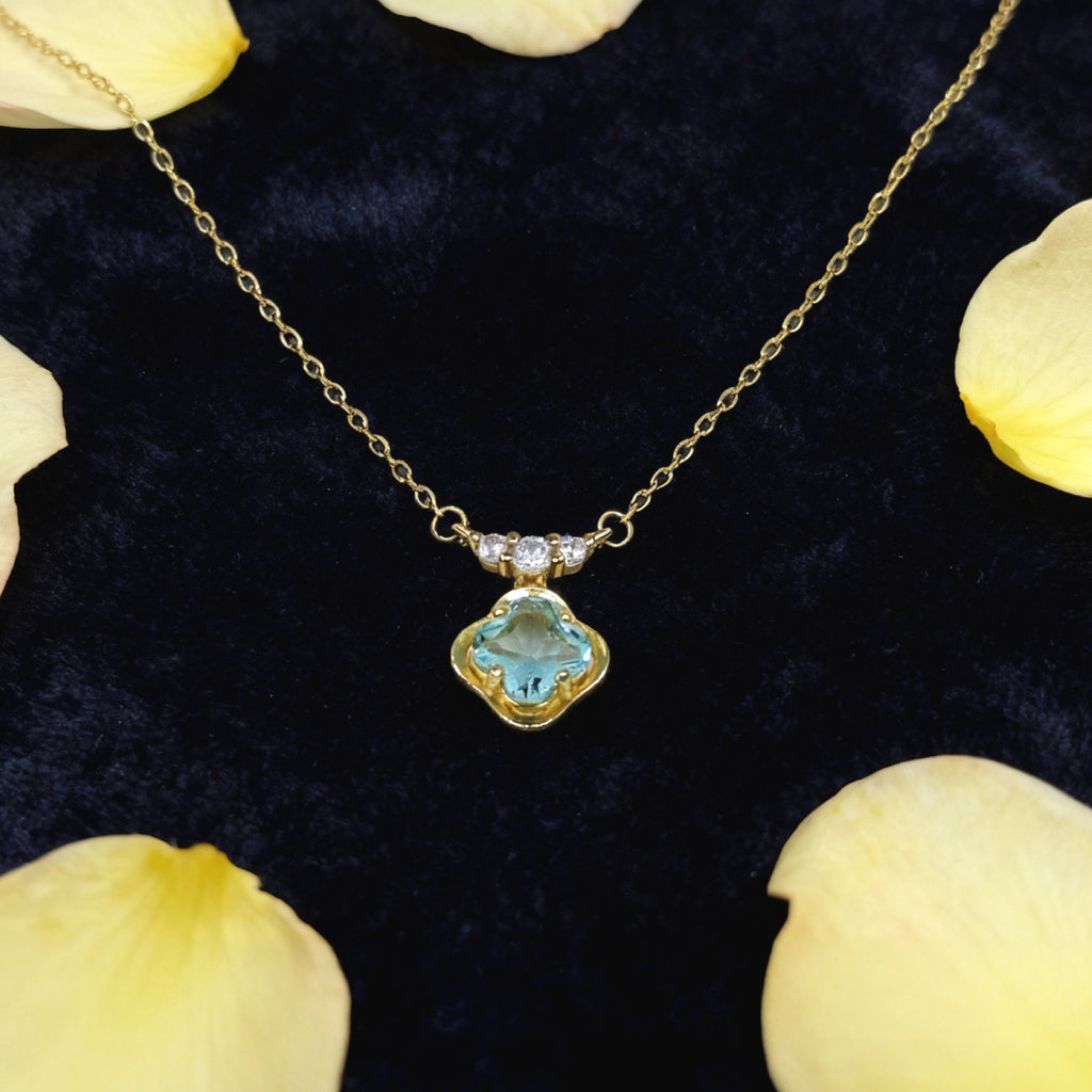 Collier pendentif croix française « Étreinte » style topaze bleue — Plaqué or 14 carats