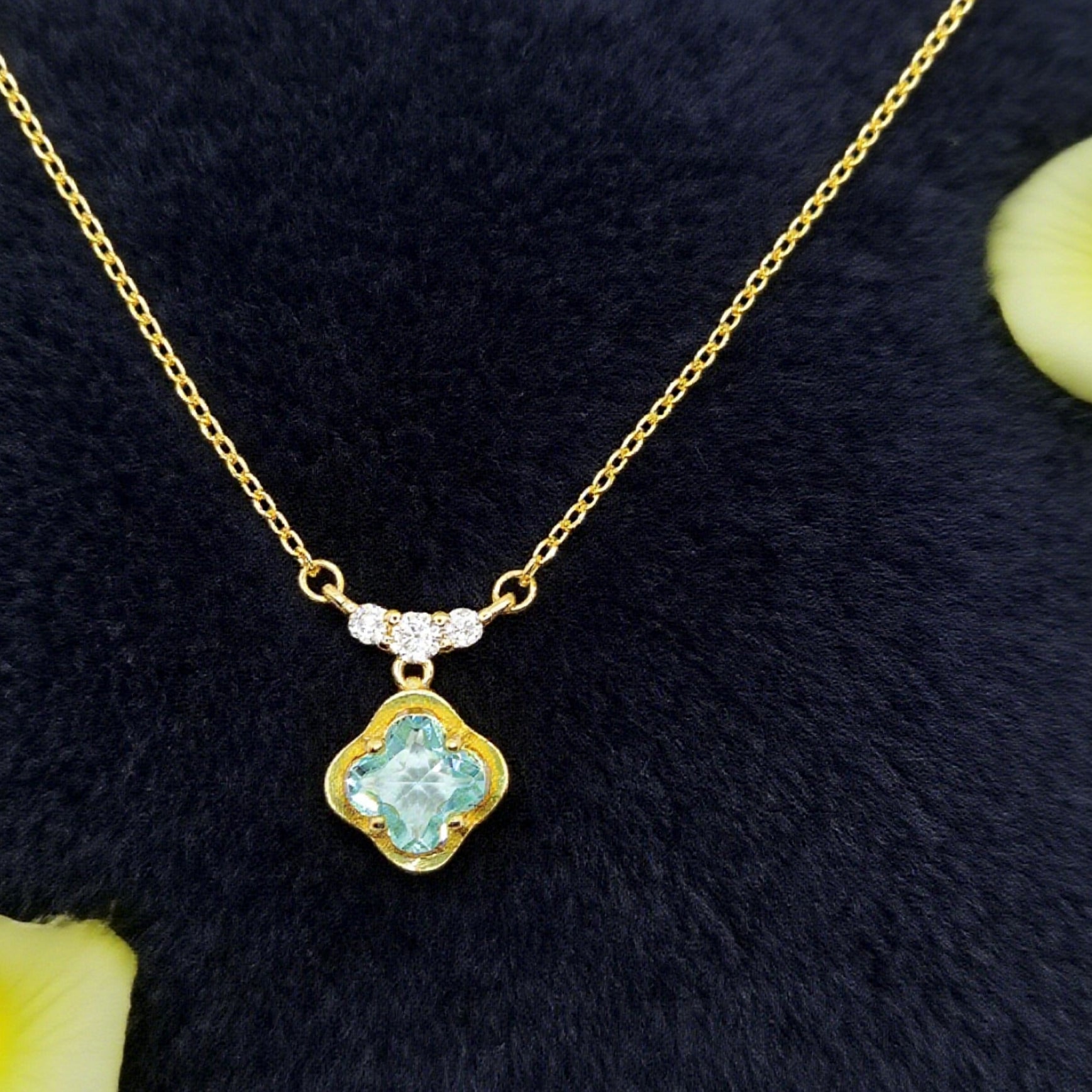 Collier pendentif croix française « Étreinte » style topaze bleue — Plaqué or 14 carats