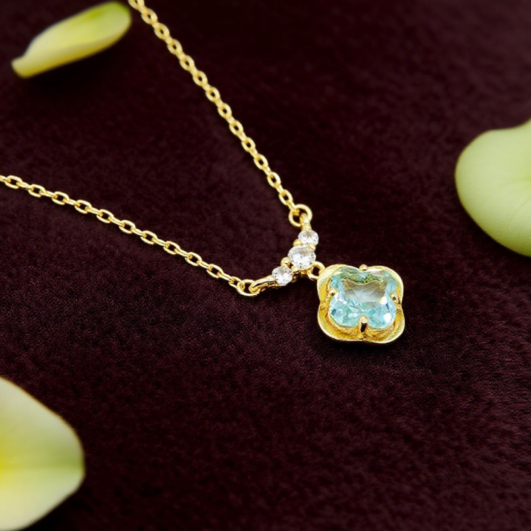 Collier pendentif croix française « Étreinte » style topaze bleue — Plaqué or 14 carats