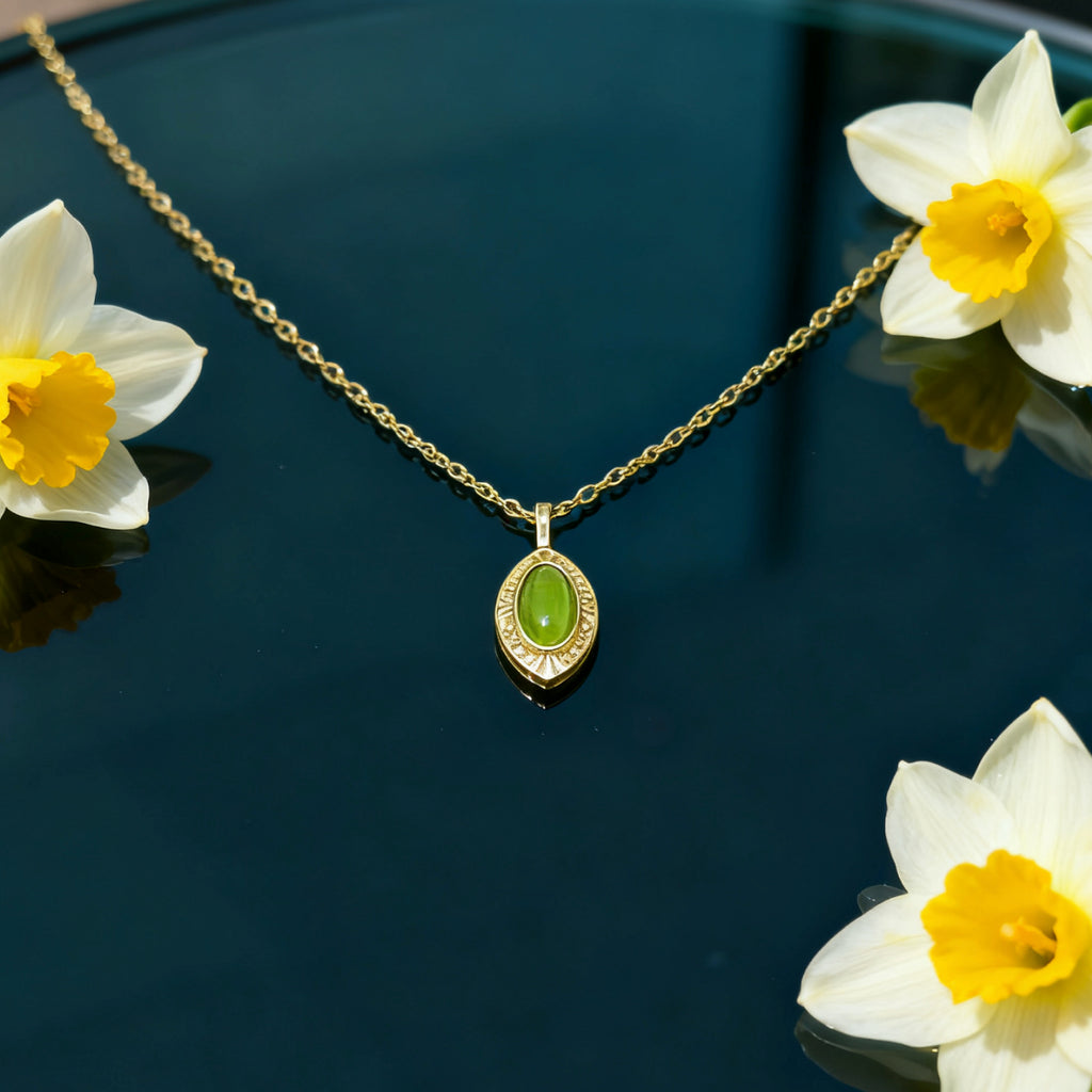 Collier pendentif « Étreinte » en cristal vert ovale — Plaqué or 14 carats