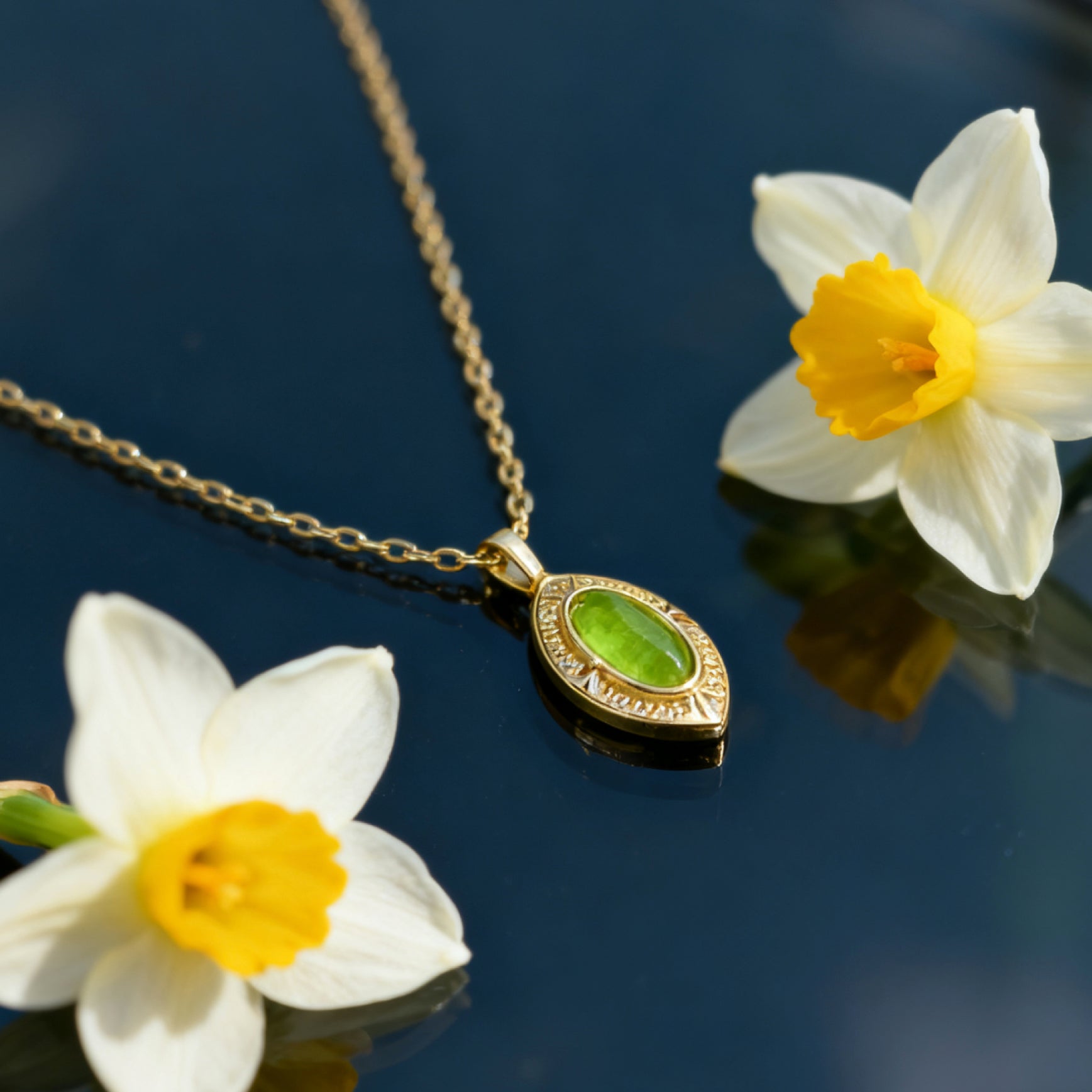 Collier pendentif « Étreinte » en cristal vert ovale — Plaqué or 14 carats