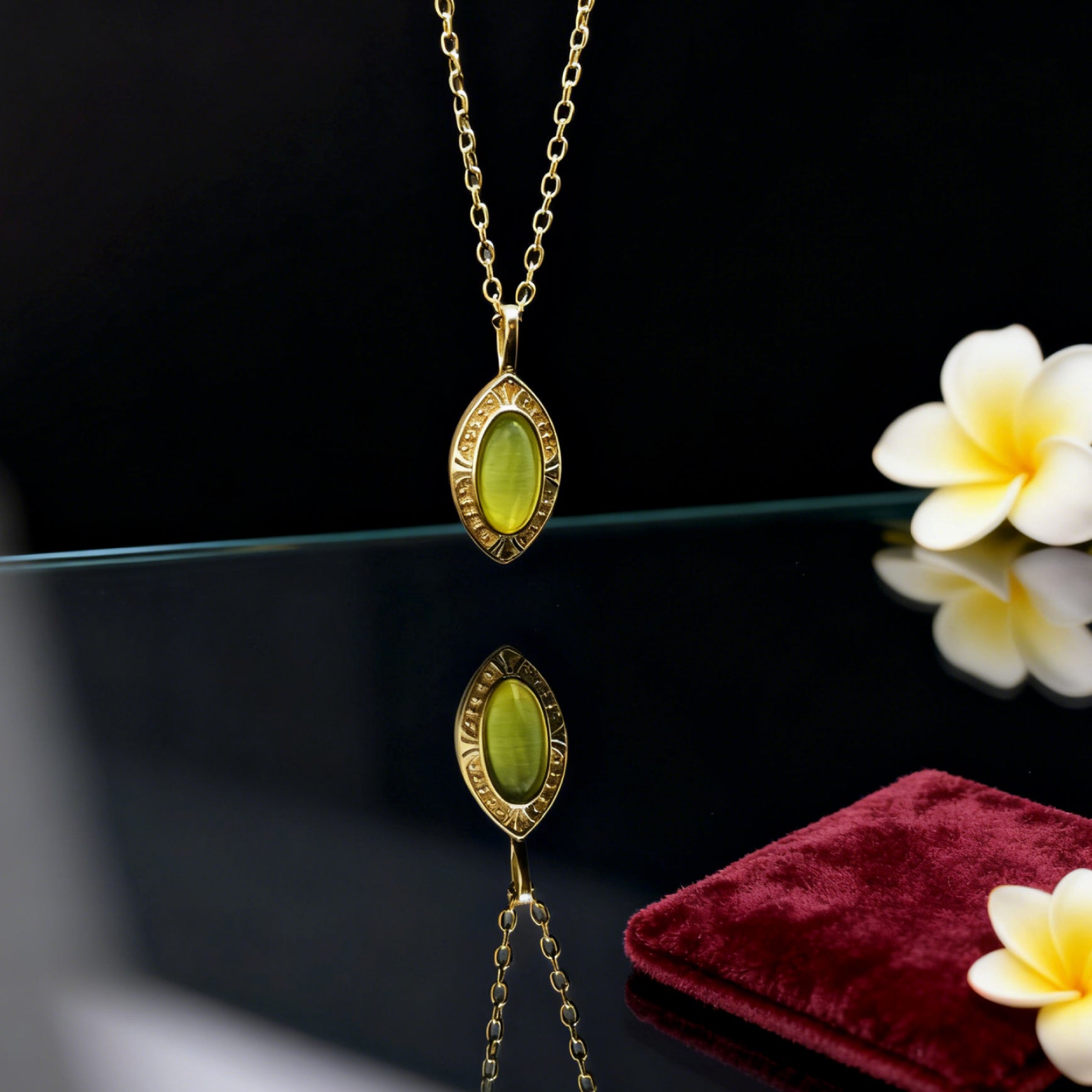 Collier pendentif « Étreinte » en cristal vert ovale — Plaqué or 14 carats