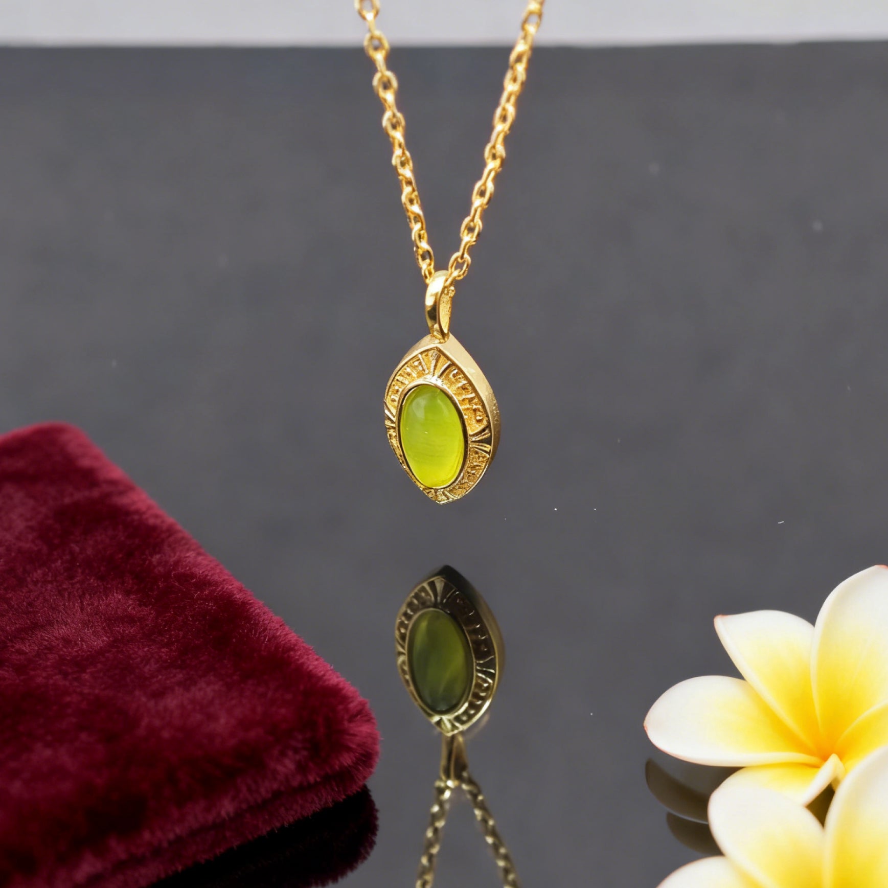 Collier pendentif « Étreinte » en cristal vert ovale — Plaqué or 14 carats