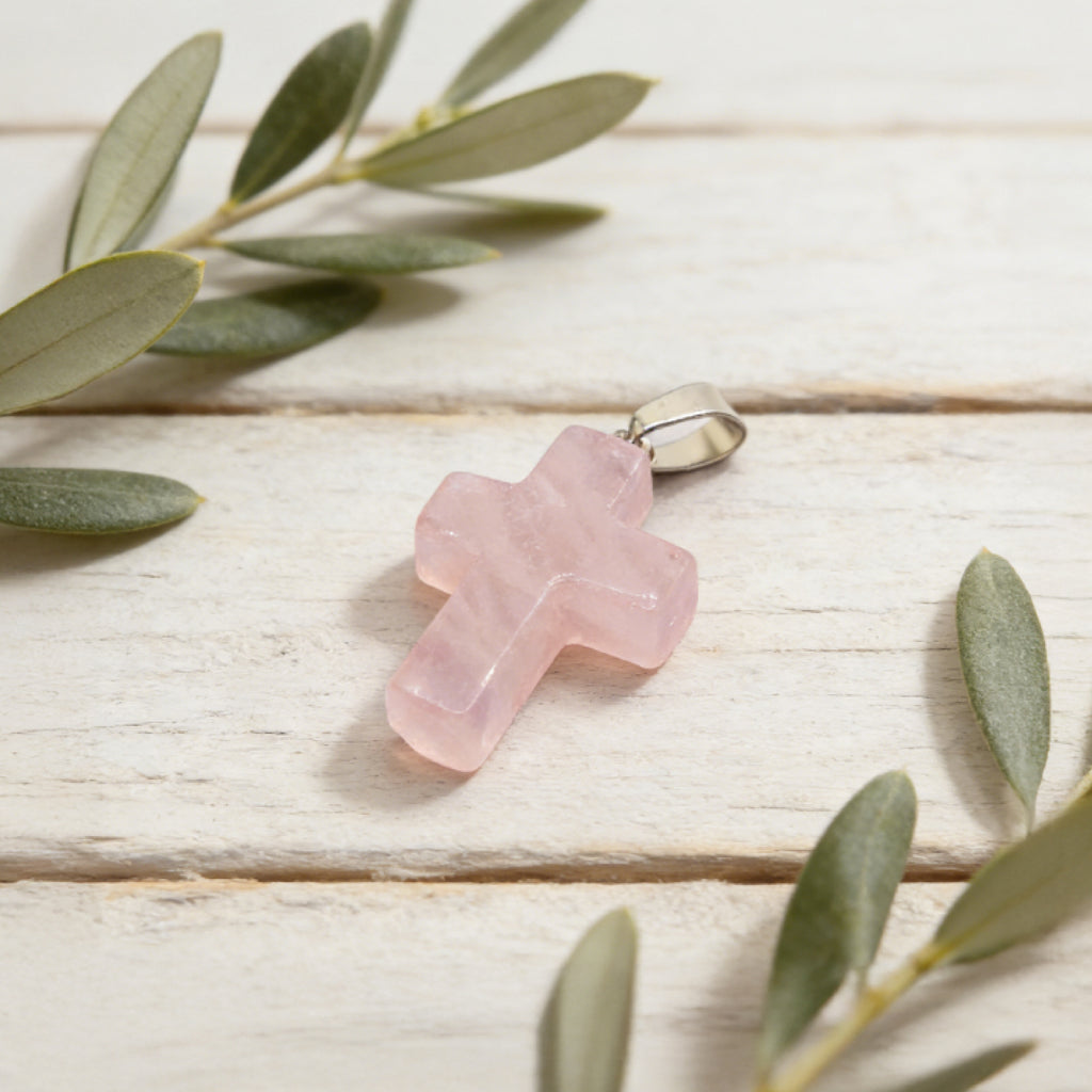 Pendentif Croix « Léger » — Quartz Rose Naturel