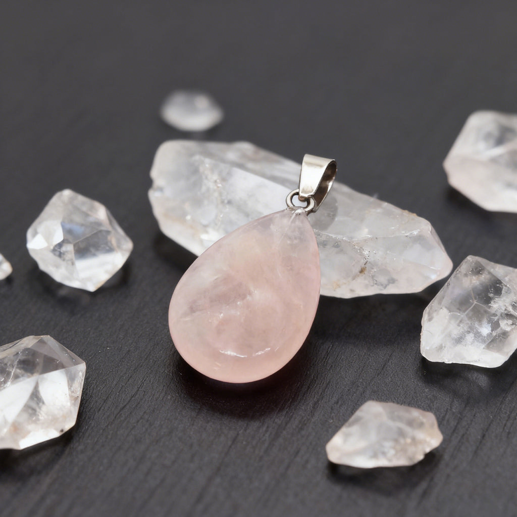 Pendentif en forme de larme « Léger » — Quartz rose naturel, taille plate