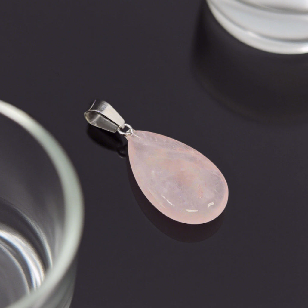 Pendentif en forme de larme « Léger » — Quartz rose naturel, taille plate