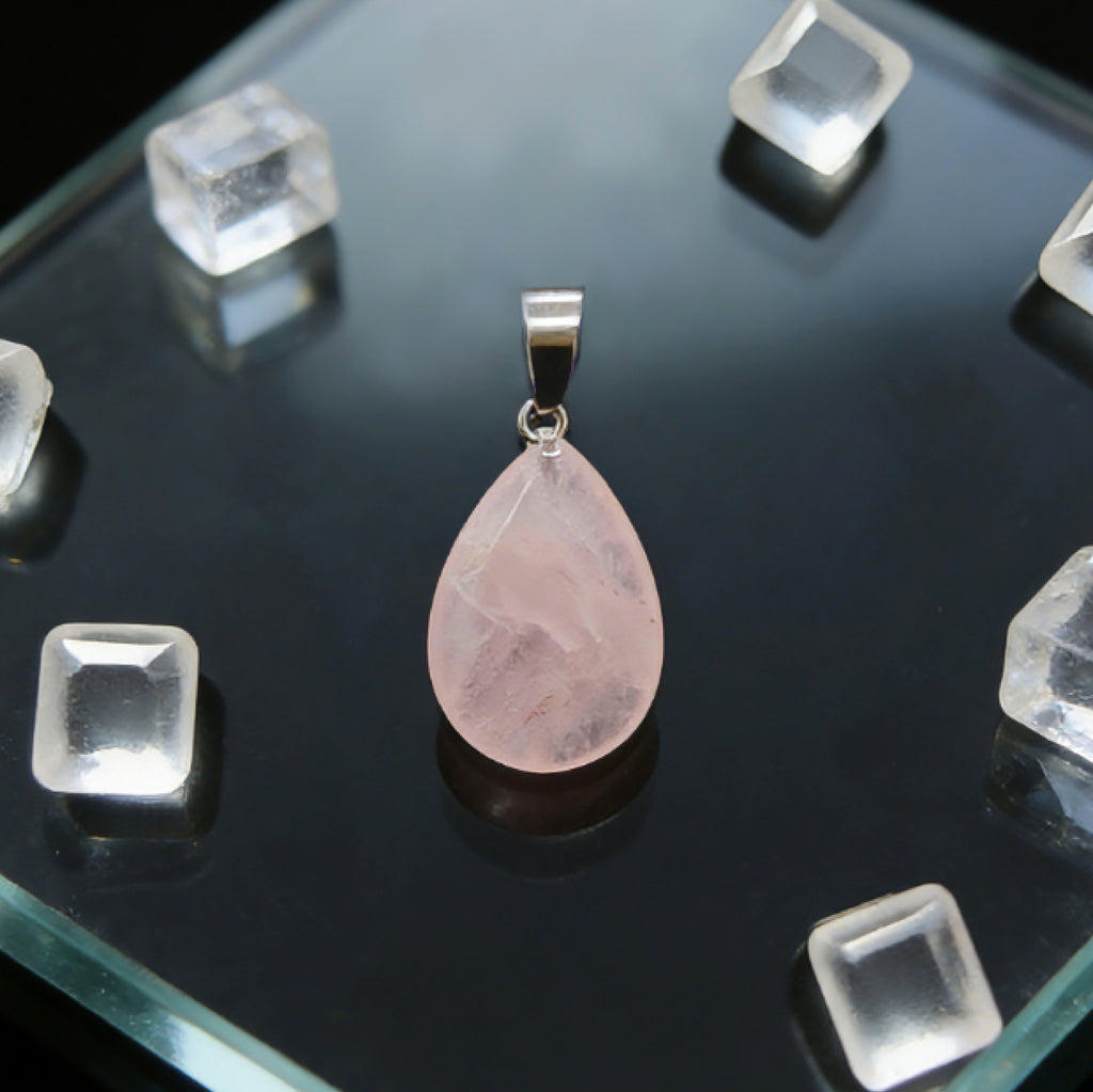 Pendentif en forme de larme « Léger » — Quartz rose naturel, taille plate