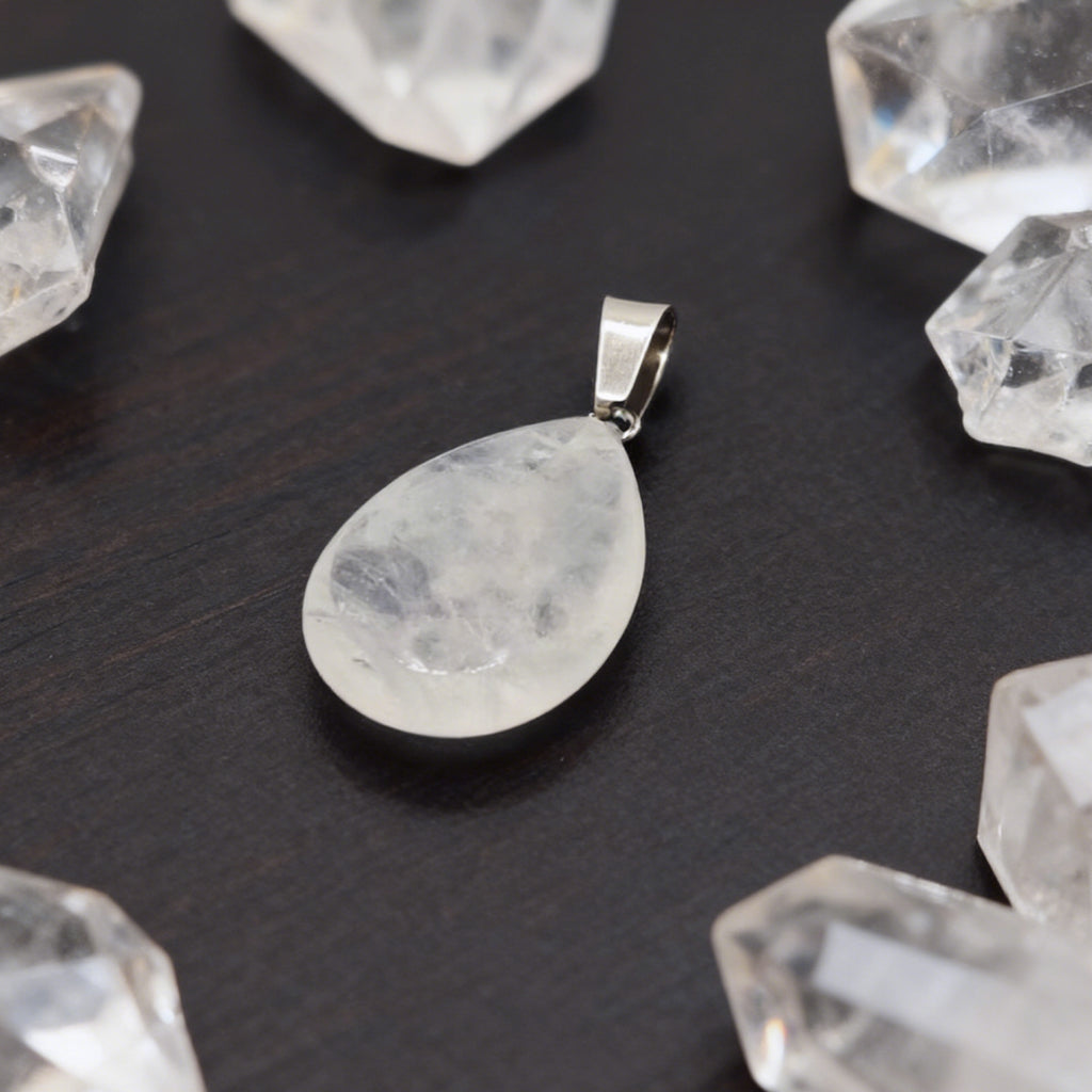 Pendentif en forme de larme « Léger » — Quartz clair naturel, taille plate