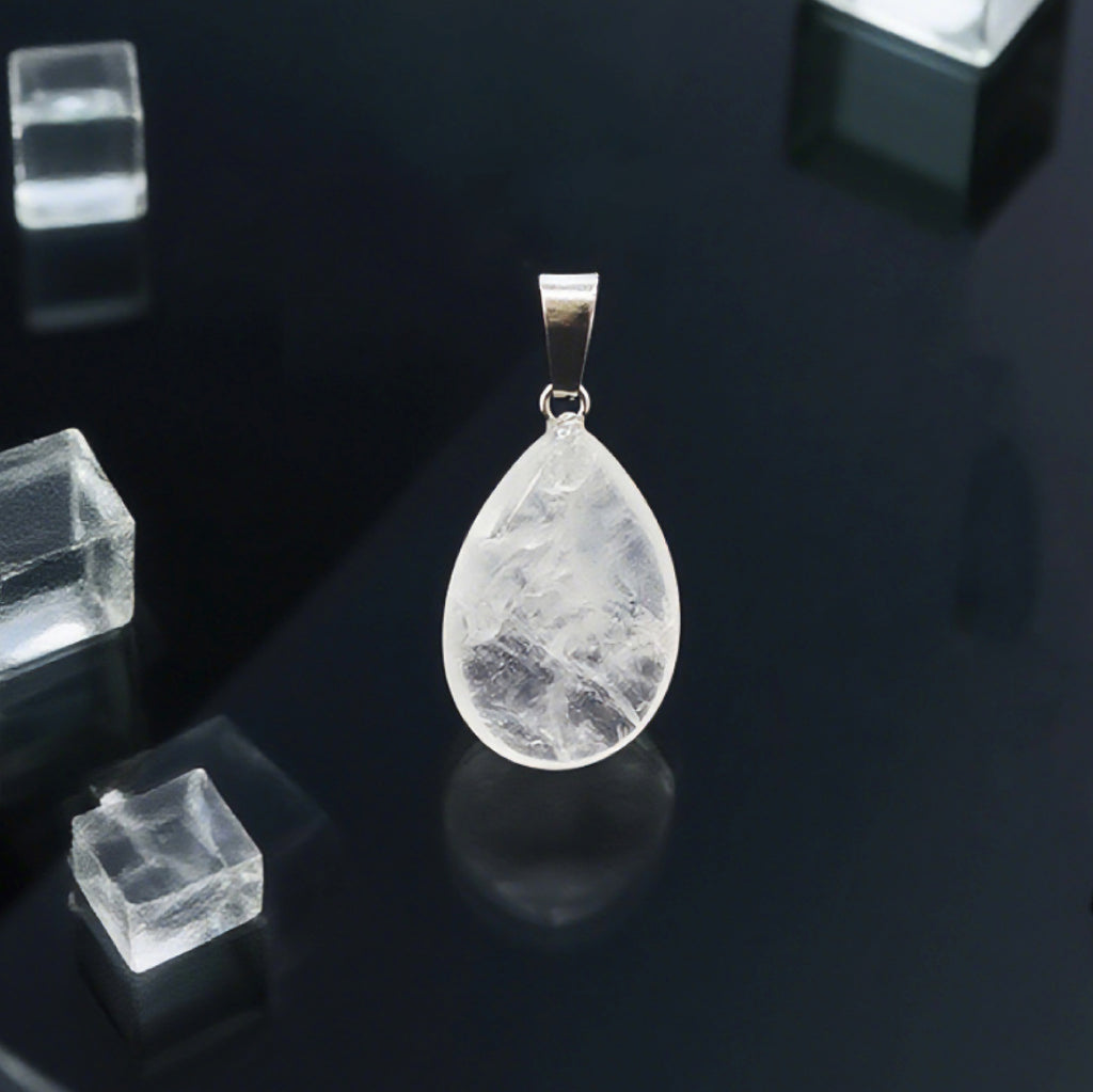 Pendentif en forme de larme « Léger » — Quartz clair naturel, taille plate