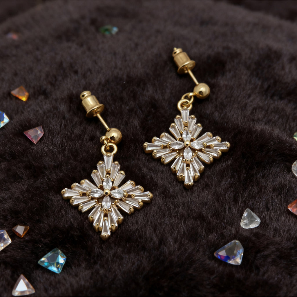 Boucles d'oreilles pendantes « Éclat » en forme d'étoile givrée — Plaqué or 18 carats, style cristal blanc