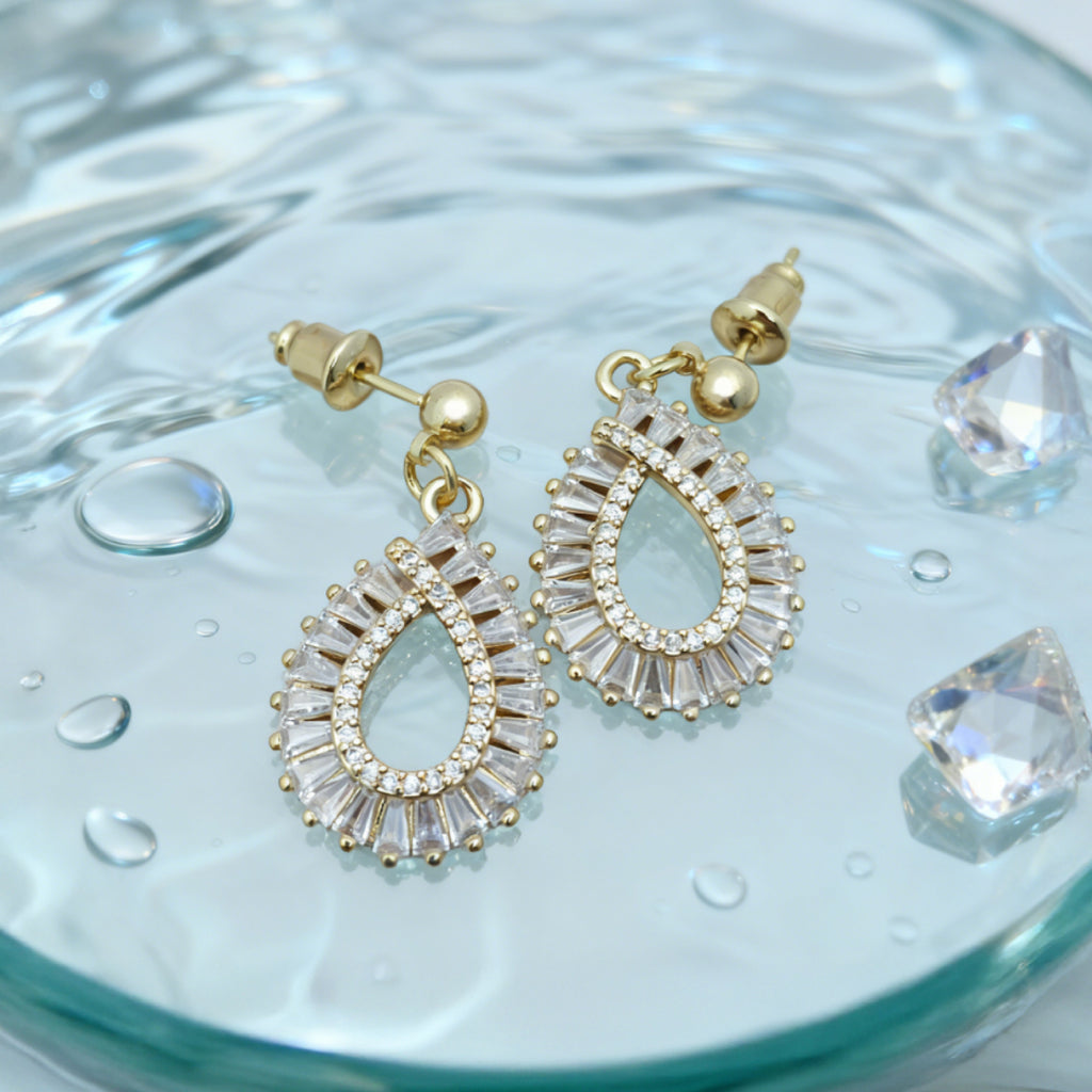 Boucles d'oreilles pendantes en forme de larme « Éclat » — Plaqué or 18 carats, style diamant
