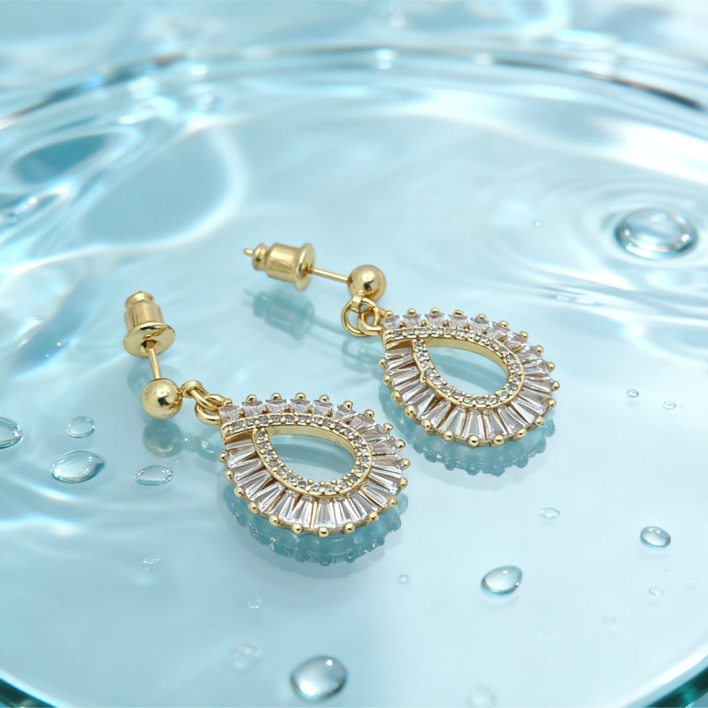 Boucles d'oreilles pendantes en forme de larme « Éclat » — Plaqué or 18 carats, style diamant